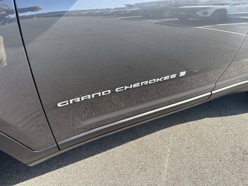 Used 2024 Jeep Grand Cherokee Laredo w/ Luxury Tech Group I AWD/4WD image 12