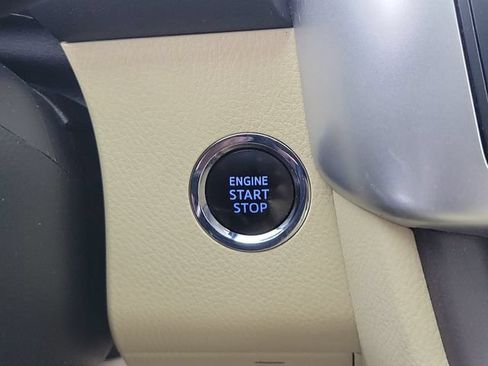 Used 2018 Toyota Highlander Limited FWD image 33