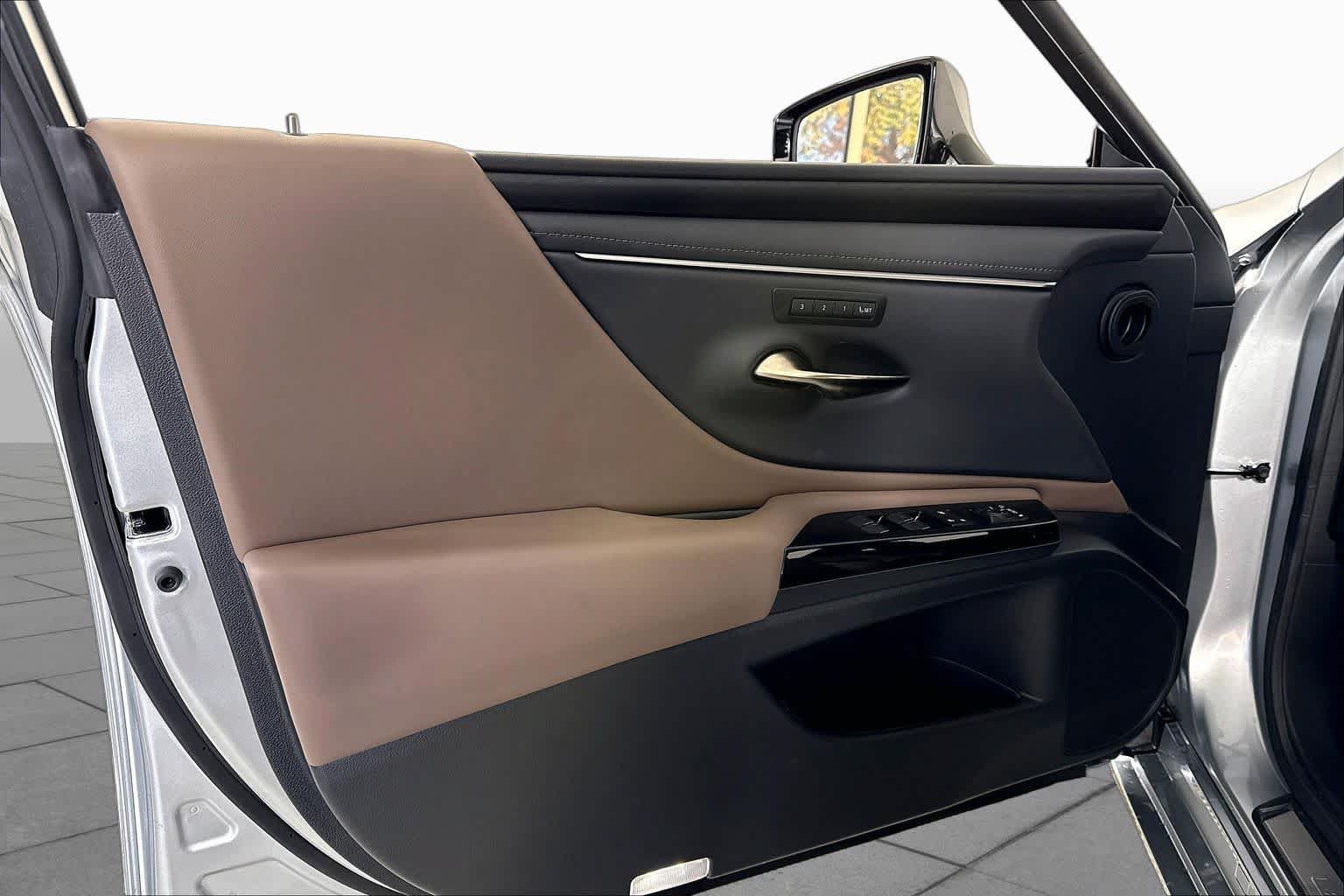Used 2025 Lexus ES 350 w/ Premium Package FWD image 20