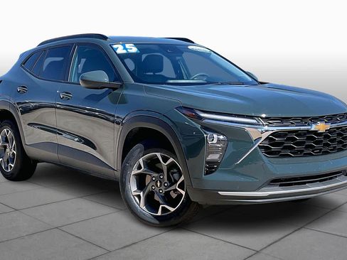 Certified 2025 Chevrolet Trax LT image 2