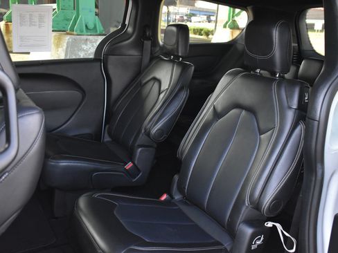 Used 2025 Chrysler Pacifica Select FWD image 17