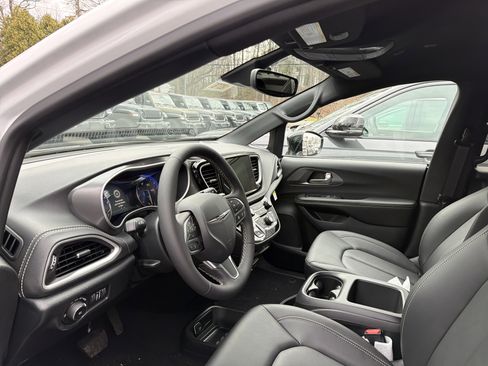 New 2026 Chrysler Pacifica Select AWD/4WD image 9