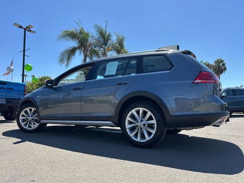 Used 2017 Volkswagen Golf SE image 3