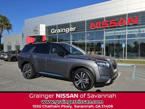 Used 2023 Nissan Pathfinder Platinum FWD image 1
