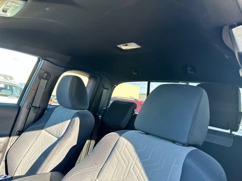 Used 2022 Toyota Tacoma TRD Sport w/ TRD Premium Sport Package AWD/4WD image 9
