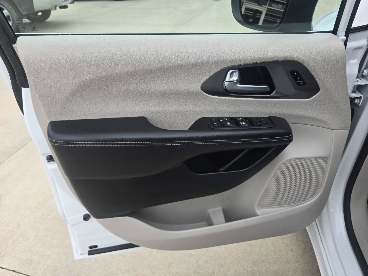 Used 2023 Chrysler Pacifica Touring-L FWD image 21