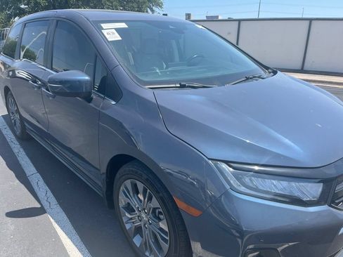 Used 2025 Honda Odyssey Touring image 3