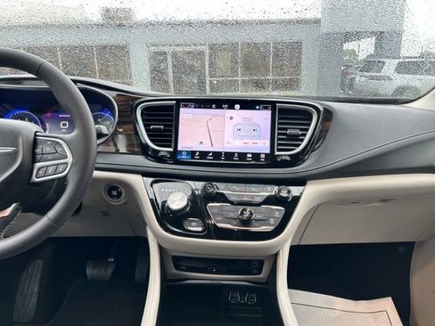 Used 2024 Chrysler Pacifica Limited w/ Uconnect Theater Family Group AWD/4WD image 20