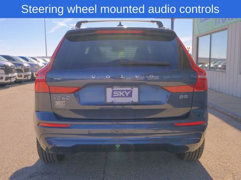 Used 2022 Volvo XC60 B5 Momentum image 7