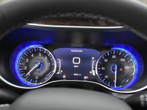 Used 2024 Chrysler Pacifica Limited image 14