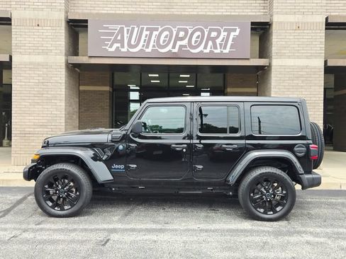 Used 2025 Jeep Wrangler Unlimited Sahara w/ Safety Group AWD/4WD image 5