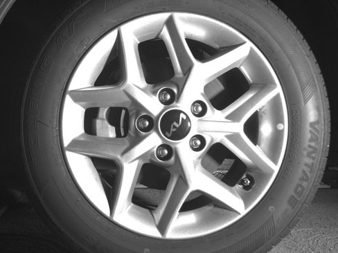 Used 2025 Kia Soul LX w/ LX Technology Package FWD image 19