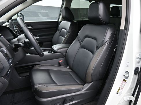 Used 2024 Nissan Pathfinder SL image 17