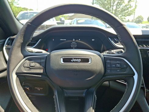 New 2025 Jeep Grand Cherokee L Altitude image 14