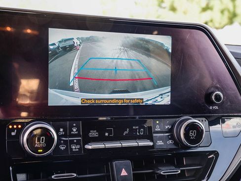 Certified 2024 Toyota Highlander XLE image 27