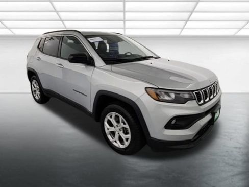 Used 2024 Jeep Compass Latitude AWD/4WD image 9
