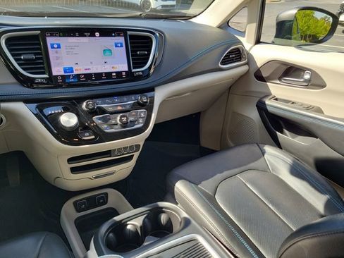Used 2021 Chrysler Pacifica Touring-L w/ Premium & Safety Sphere Group FWD image 12