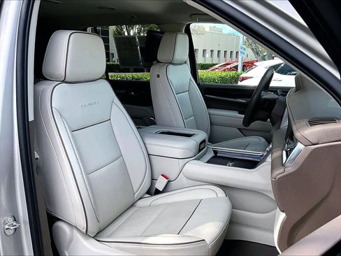 Used 2024 GMC Yukon Denali w/ Advanced Technology Package image 9