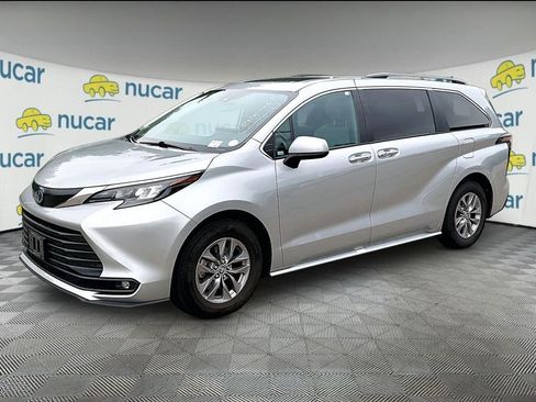 Used 2025 Toyota Sienna XLE FWD image 3