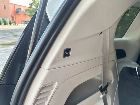 Used 2023 Chrysler Pacifica Touring-L FWD image 35