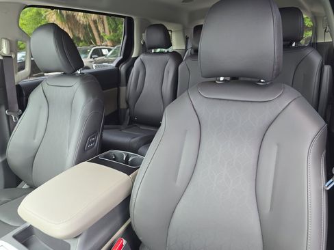 New 2026 Kia Carnival EX image 23