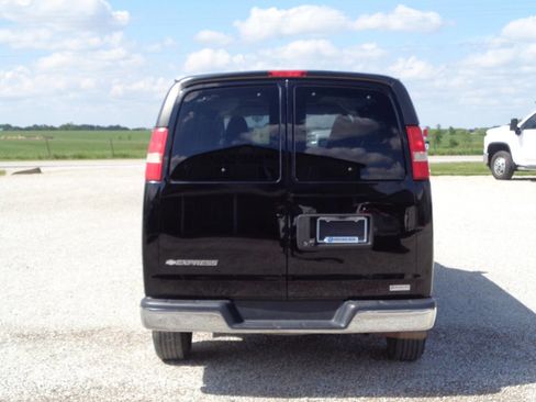 Used 2017 Chevrolet Express 3500 LT w/ LT Preferred Equipment Group RWD image 7
