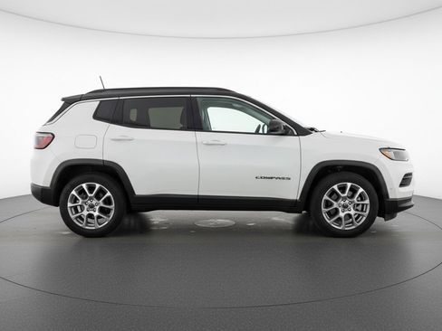 Used 2025 Jeep Compass Limited image 11