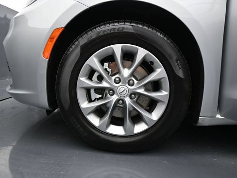 Used 2026 Chrysler Pacifica Limited FWD image 31