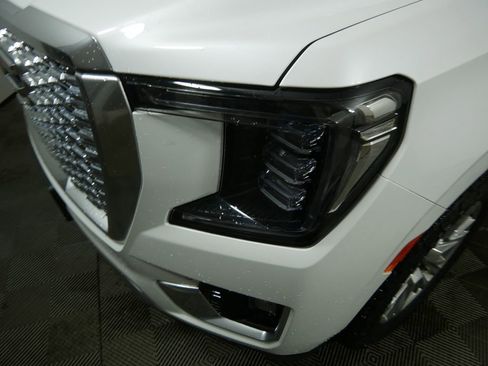 Used 2023 GMC Yukon XL Denali AWD/4WD image 12