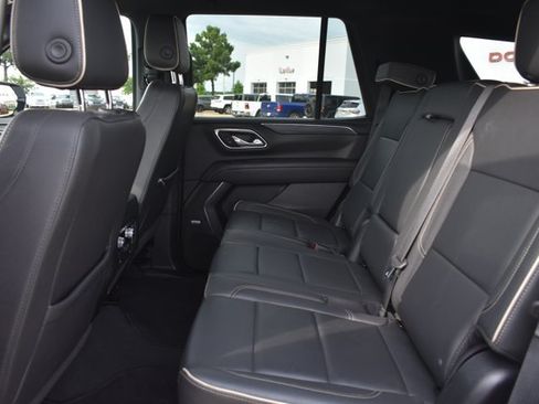 Used 2024 GMC Yukon SLT w/ SLT Luxury Package AWD/4WD image 16