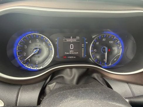 Used 2018 Chrysler Pacifica Touring Plus w/ Tire & Wheel Group FWD image 24