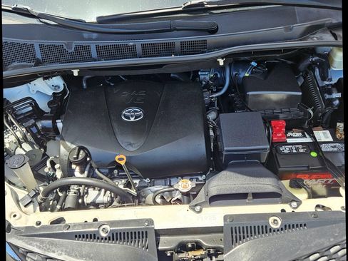 Used 2017 Toyota Sienna SE image 19