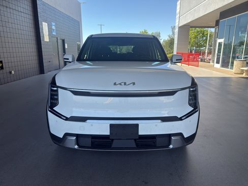 Used 2024 Kia EV9 Light Long Range RWD image 2