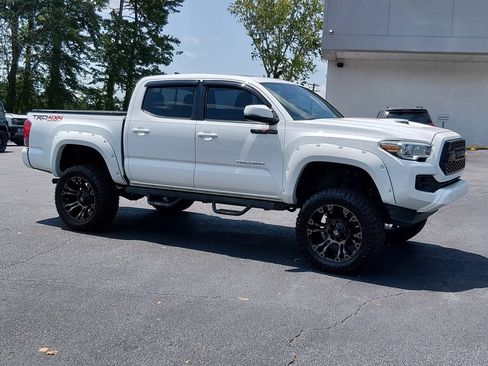 Used 2016 Toyota Tacoma TRD Sport w/ Premium & Technology Package AWD/4WD image 2
