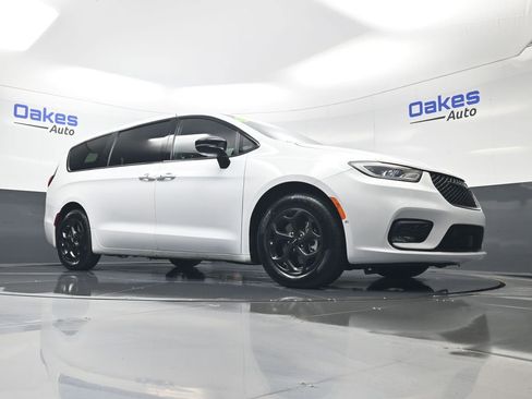 Used 2024 Chrysler Pacifica Select image 39