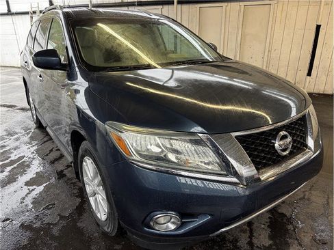 Used 2015 Nissan Pathfinder SV image 1