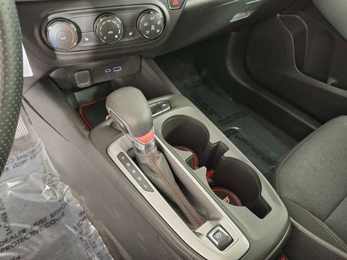 Used 2025 Chevrolet Trax RS w/ Sunroof Package image 17