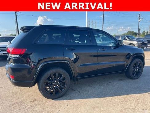 Used 2018 Jeep Grand Cherokee Altitude AWD/4WD image 3