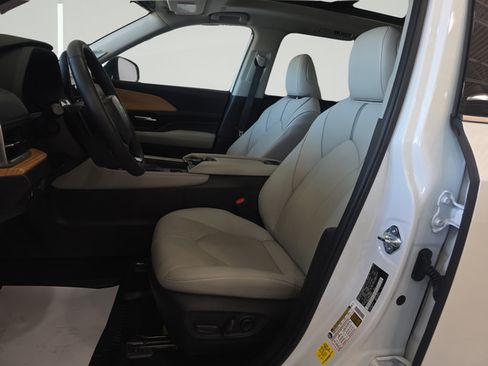 Used 2025 Toyota Grand Highlander AWD image 12