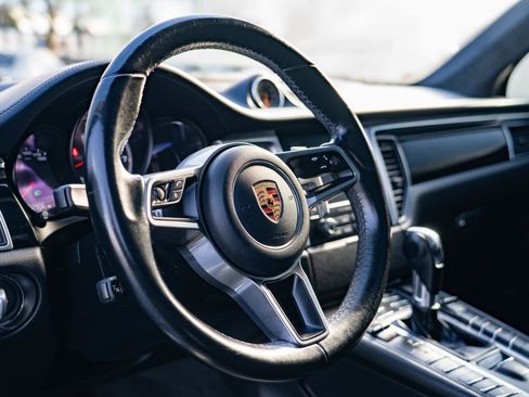 Used 2018 Porsche Macan Turbo AWD/4WD image 17