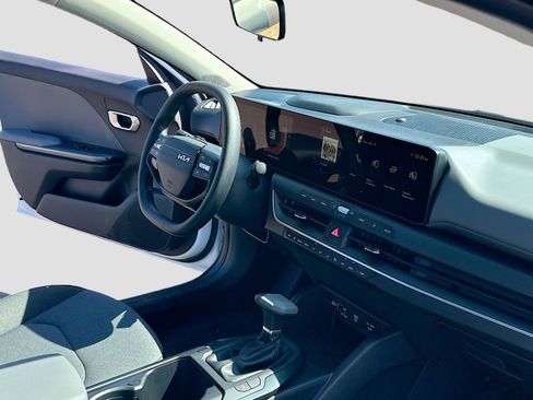 New 2025 Kia K4 LXS image 5