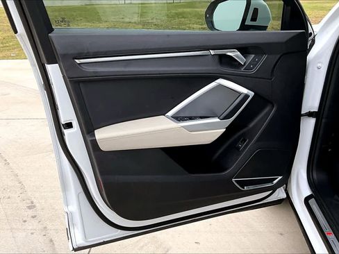 Used 2020 Audi Q3 2.0T Premium Plus w/ Premium Plus Package image 19