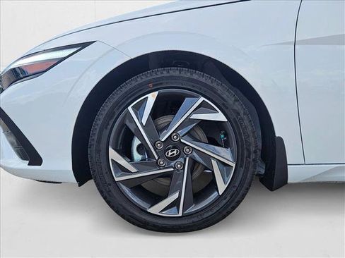 New 2025 Hyundai Elantra Limited image 10