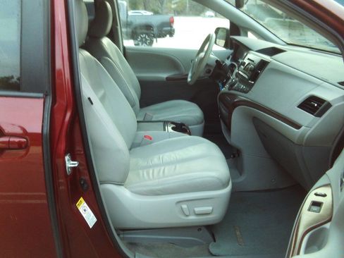 Used 2017 Toyota Sienna XLE w/ XLE Navigation Package FWD image 15