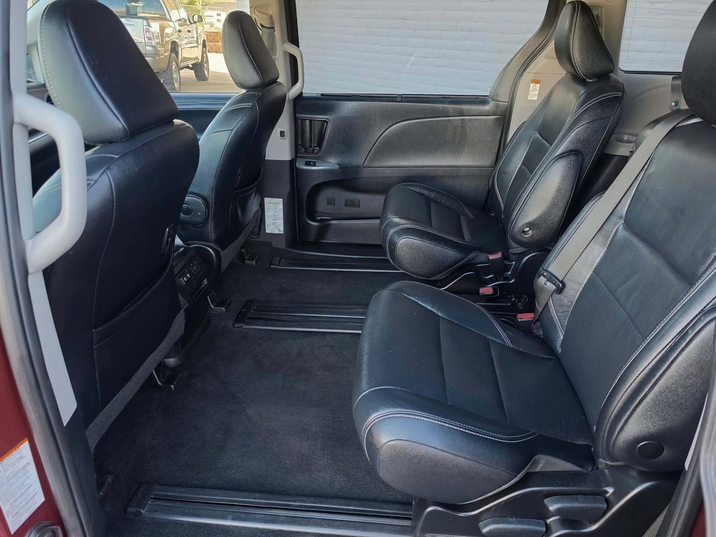Used 2018 Toyota Sienna SE FWD image 35