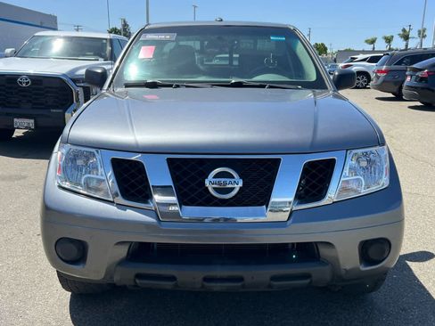 Used 2018 Nissan Frontier SV image 2