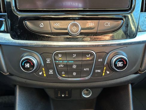 Used 2020 Chevrolet Traverse LT image 33