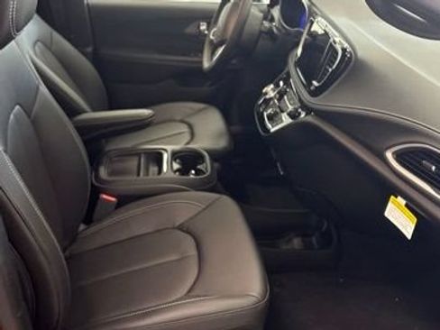 New 2027 Chrysler Pacifica Select AWD/4WD image 23