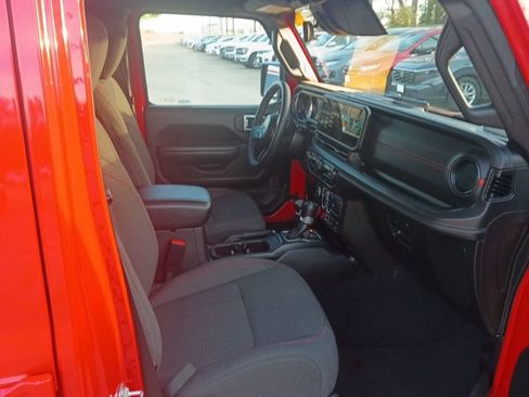 Used 2025 Jeep Wrangler Unlimited Rubicon image 9