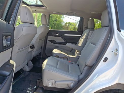 Used 2019 Toyota Highlander XLE AWD/4WD image 10
